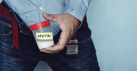 Kolor spermy - co oznacza i kiedy powinien niepokoić?