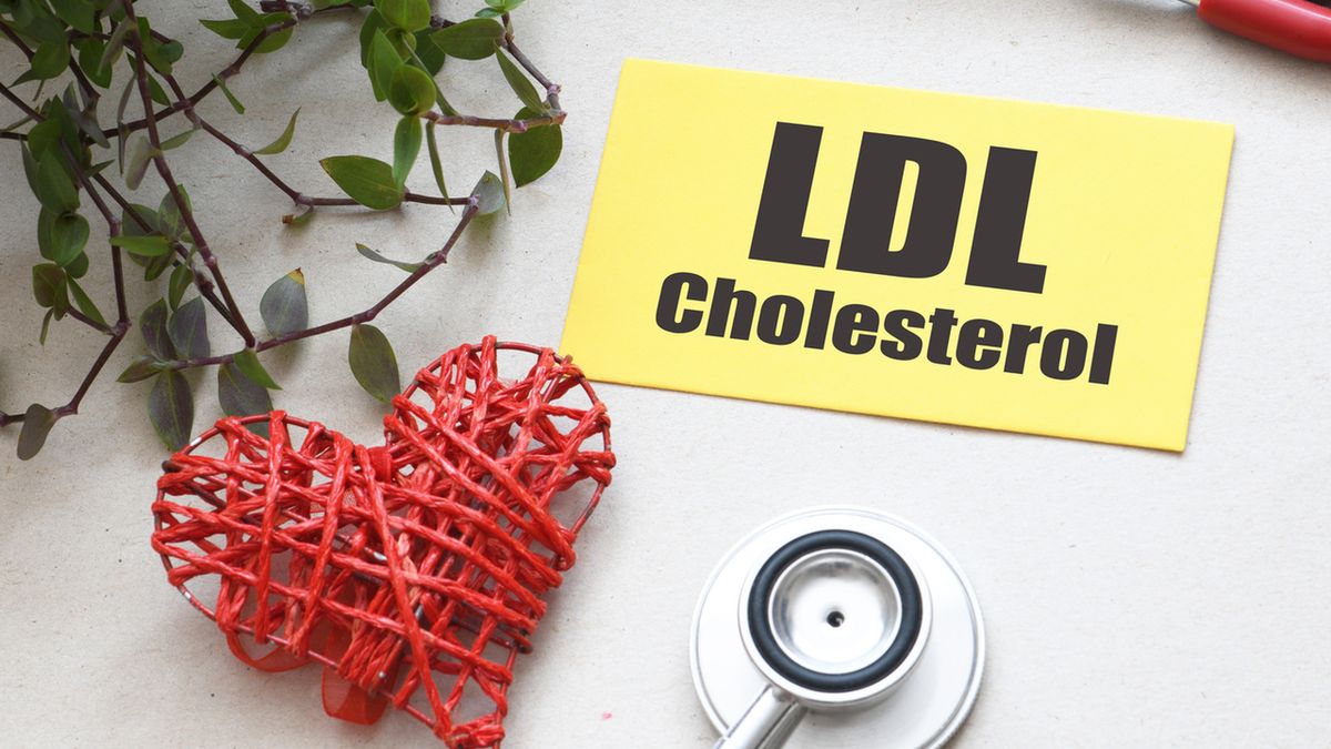 Simwastatyna to lek stosowany w celu obniżenia stężenia złego cholesterolu LDL oraz trójglicerydów we krwi.