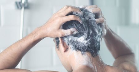 Szampon oczyszczający skórę głowy i włosy – jak i po co go używać?