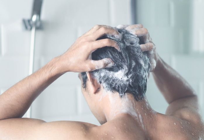 Szampon oczyszczający to kosmetyk, który bardzo dokładnie myje skórę głowy i włosy.