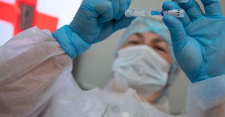 FDA zatwierdza nową szczepionkę przeciw COVID. Moderna zdradza, kiedy będzie dostępna