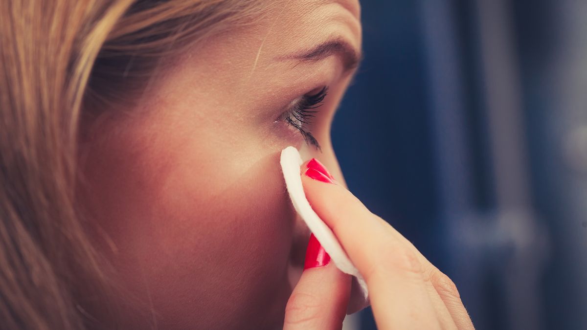 Dziennikarka nie zmywała przez miesiąc makijażu