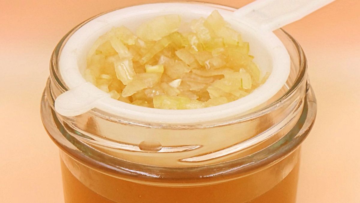 Syrop z cebuli to jeden z najstarszych domowych sposobów na kaszel i przeziębienie