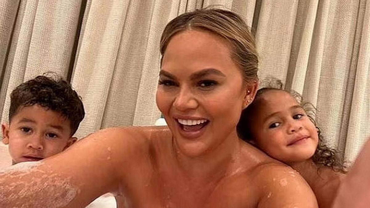 Modelka nago z dziećmi w wannie