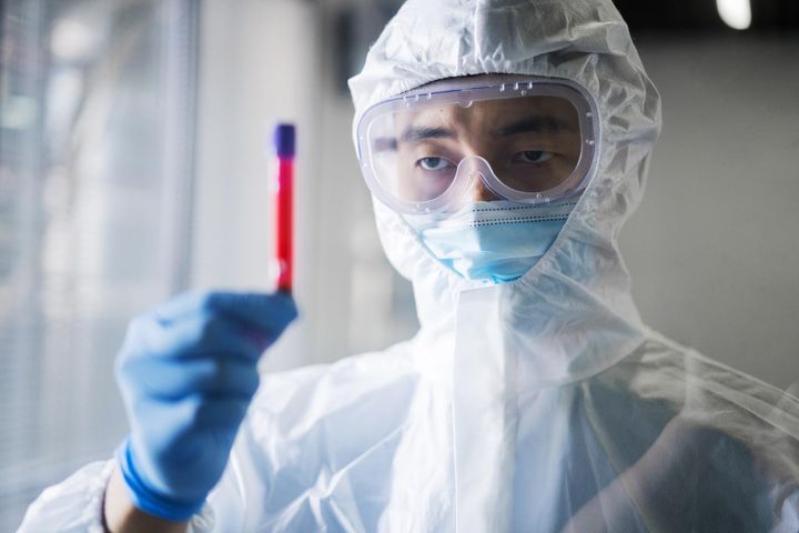 Szokujące badanie Chińczyków. Stworzyli szczep koronawirusa, który w badaniu miał 100 proc. śmiertelność