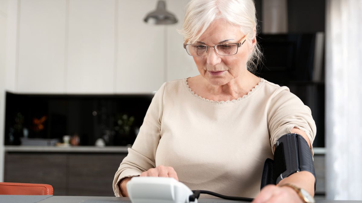Chorobę nadciśnieniową stwierdza się u pacjenta wówczas, gdy występuje u niego stale lub okresowo podwyższone ciśnienie tętnicze krwi