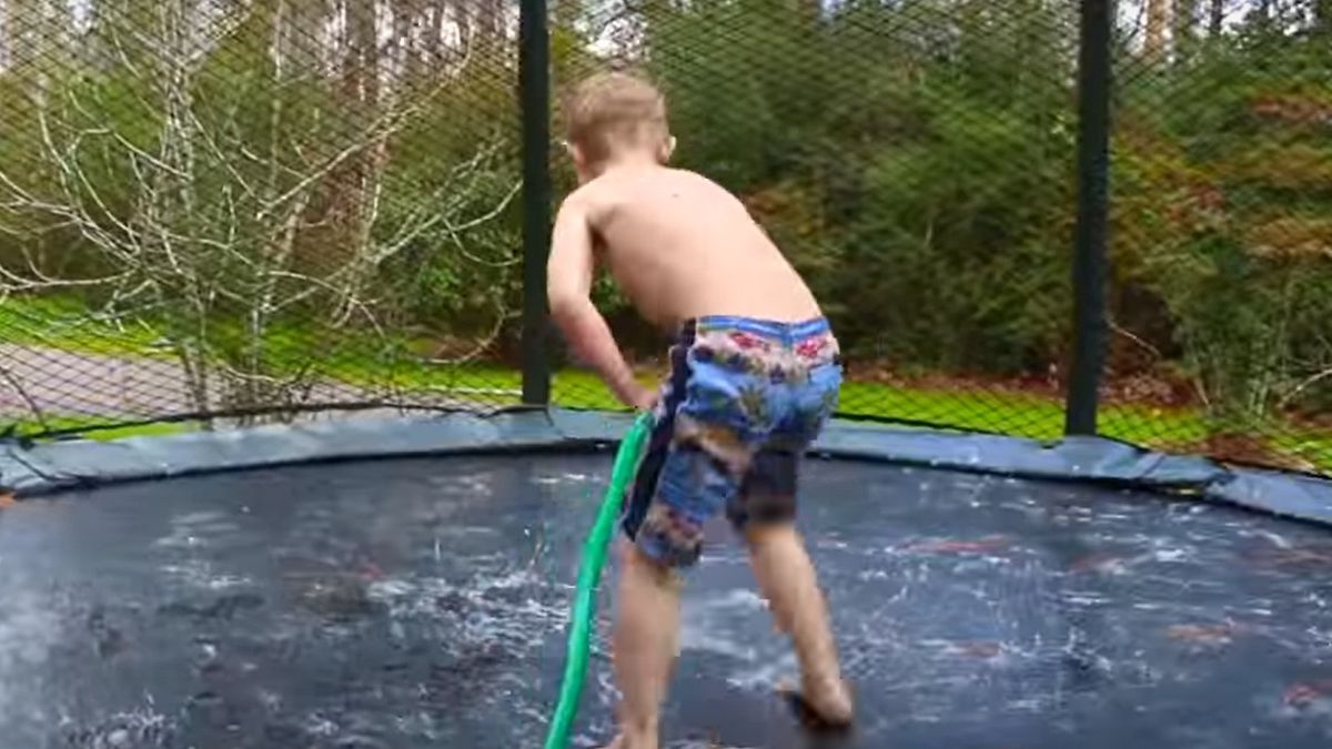 Dzieci i rodzice uwielbiają ten trend. Medycy mówią o nim "trampolina śmierci"