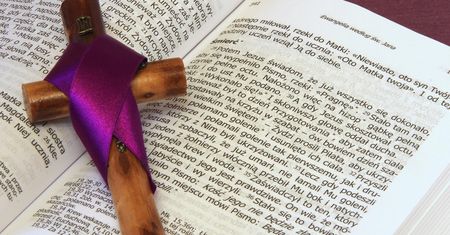 W szkołach w USA zakazano Biblii. "Jest zbyt wulgarna i brutalna"