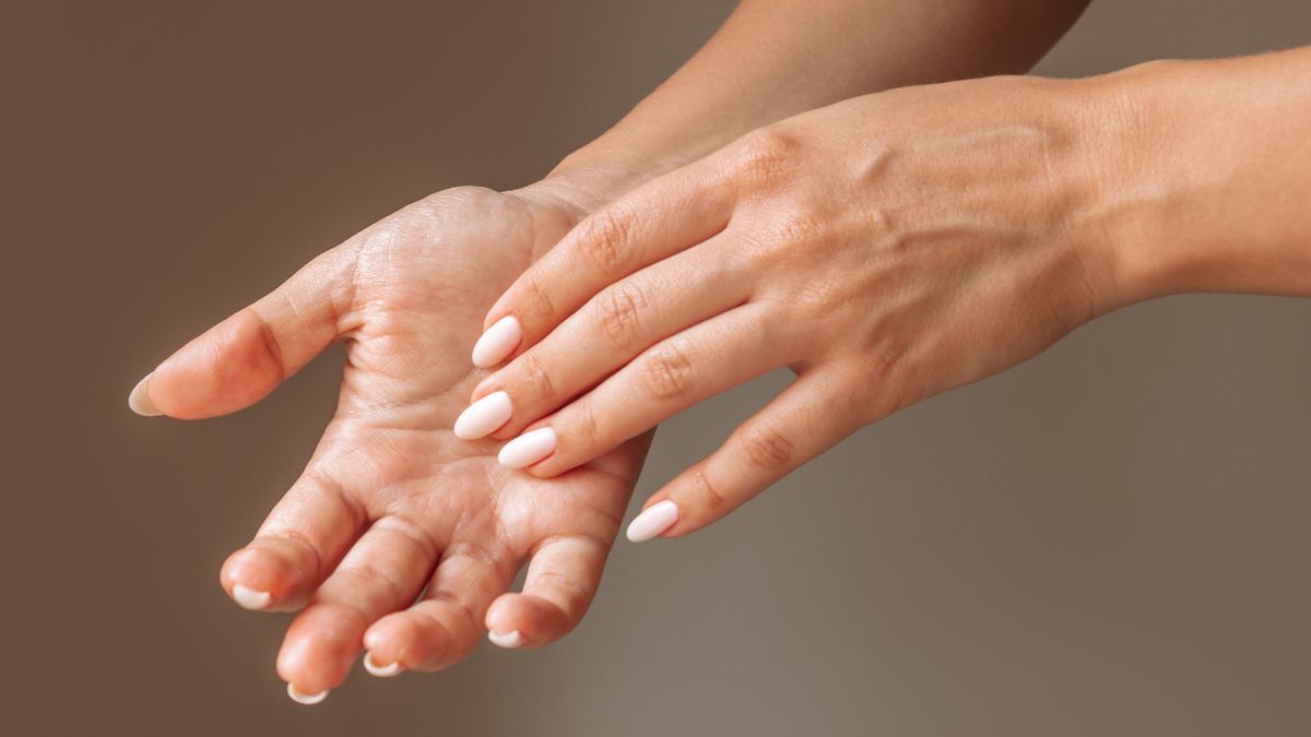 Potliwość dłoni i stóp, której objawem są mokre dłonie czy stopy, jest bardzo uciążliwą przypadłością.