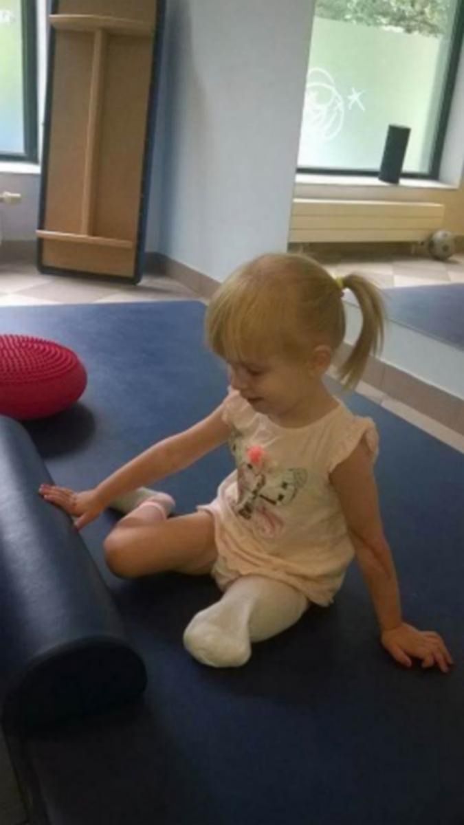 Dziewczynka jest w trakcie rehabilitacji