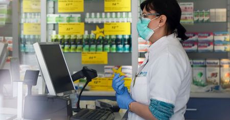 Objawy przedawkowania ibuprofenu. Zwróć uwagę na stopy