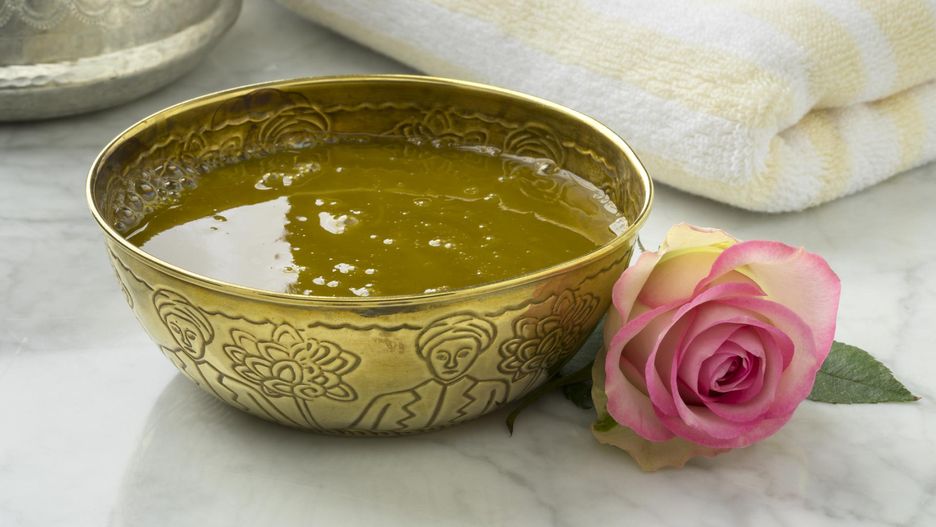 "Czarne mydło" ma konsystencję gęstego żelu i wbrew nazwie jest koloru zielonego.