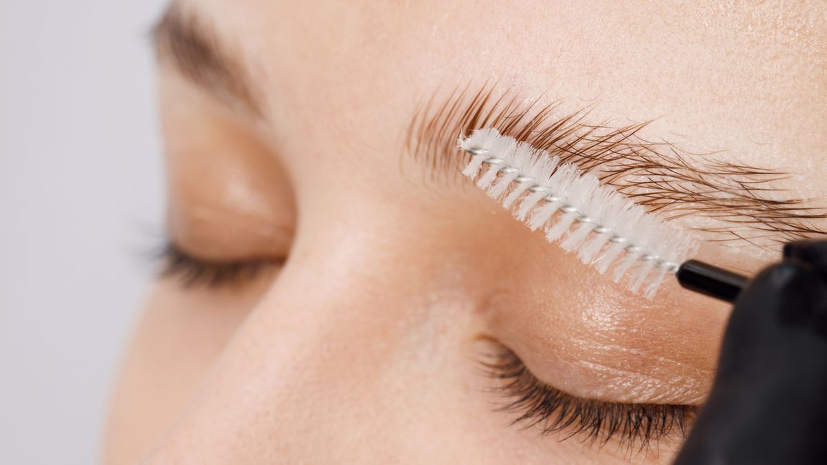 Brwi na mydło to popularny trend w makijażu.