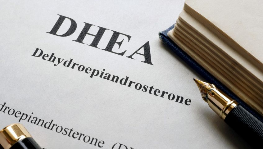 DHEA, czyli dehydroepiandrosteron, to hormon steroidowy nazywany hormonem młodości.