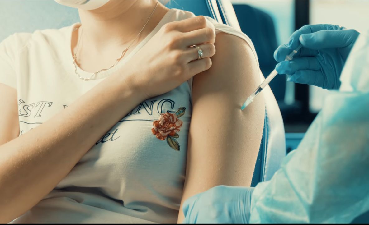 W spocie Ministerstwa Zdrowia szczepionka była podawana w mięsień dwu albo trójgłowy ramienia, czyli dużo niżej niż mówią zalecenia producentów