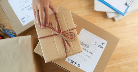 Koronawirus. Czy można zarazić się odbierając paczkę?
