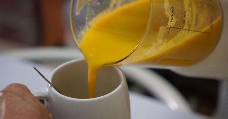 Zapomnij o bananie i jarmużu. Jesienne smoothie robi się z pieczonych warzyw i przypraw