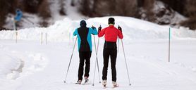 Jazda na nartach - podstawy, nauka, zalety i wady jazdy na nartach