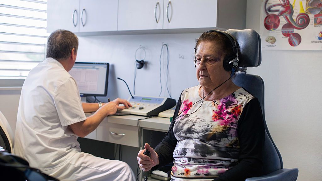 Lekarze zalecają osobom, które przeszły zakażenie koronawirusem, by po 3 miesiącach od choroby zbadały swój słuch