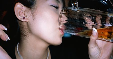Alkohol piją już szesnastolatki, są oswojeni z nim w domu. Większość wybiera jeden rodzaj