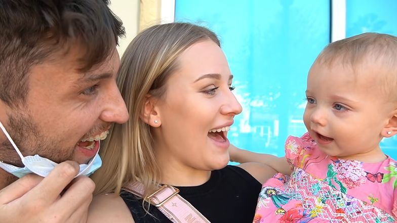 Dziewczynka otrzymała małe, błyszczące kolczyki