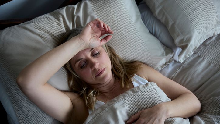 Budzisz się w środku nocy o stałej porze? To jedna z możliwych przyczyn