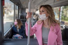 Koronawirus: Gdzie łatwiej się zakazić - w autobusie czy w restauracji?