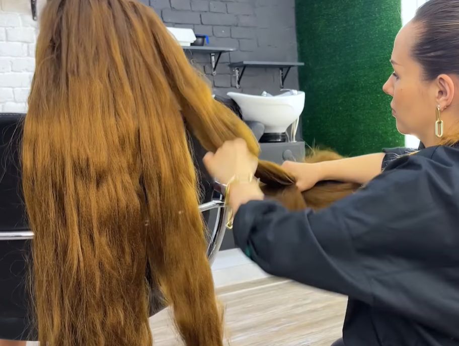 Włosy sięgały dziewczynce aż do kostek