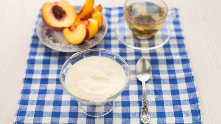 Jogurt naturalny świetnie smakuje w towarzystwie świeżych owoców.