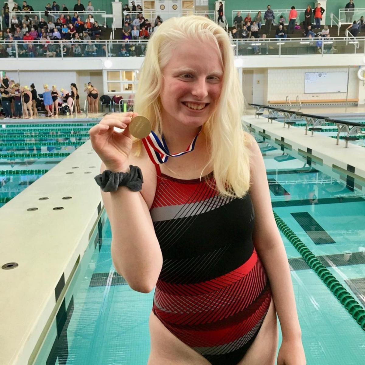 Dziewczyna uprawia pływanie