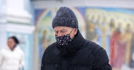 Jak długo utrzymują się objawy wariantu Omikron? "Optymizm na razie nie jest wskazany"
