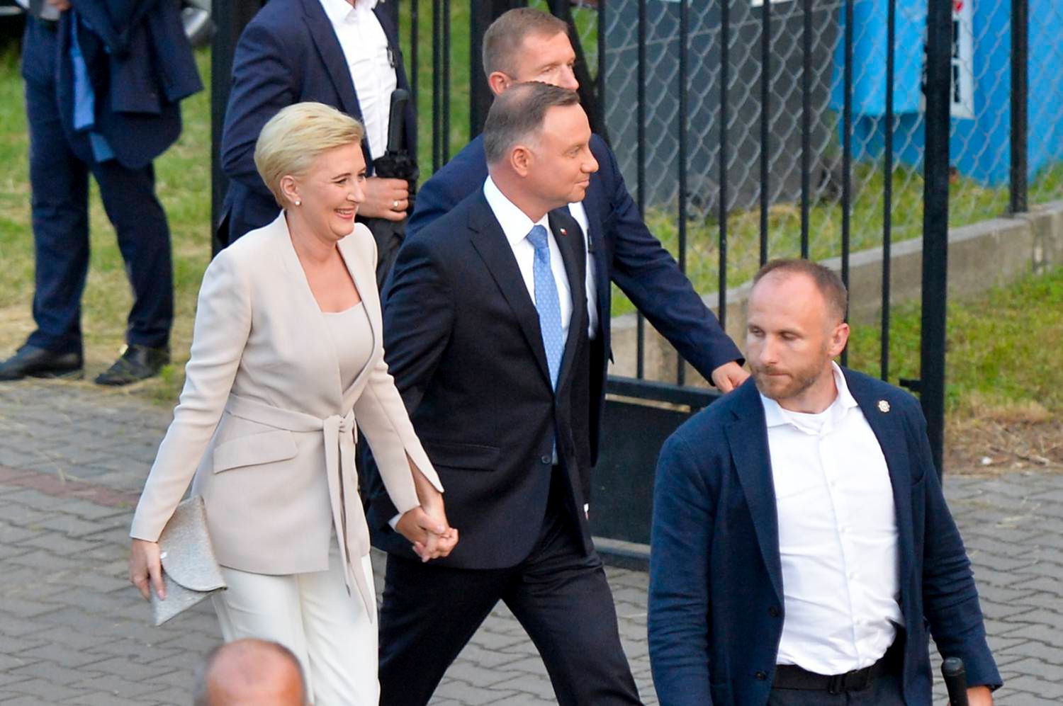 Agata Duda podczas wieczoru wyborczego. Wybrała jasną stylizację