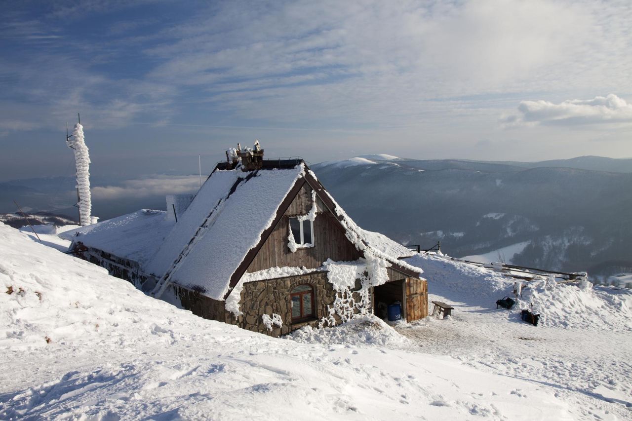 Tak żyją w bieszczadzkiej enklawie długowieczności. 97-latka sama rąbie drewno na opał