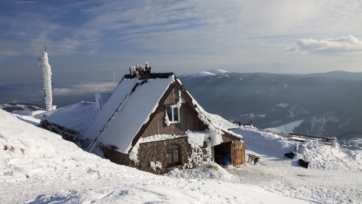 Enklawa długowieczności w Bieszczadach. Pani Maria (97 lat): "Sama palę, rąbię siekierą rozpałkę"