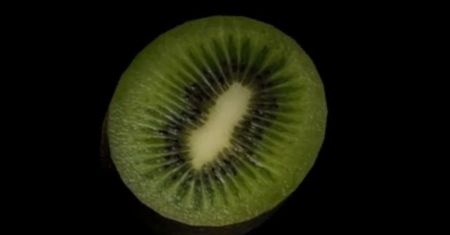 Co się stanie, gdy zjesz kiwi ze skórką? (WIDEO)