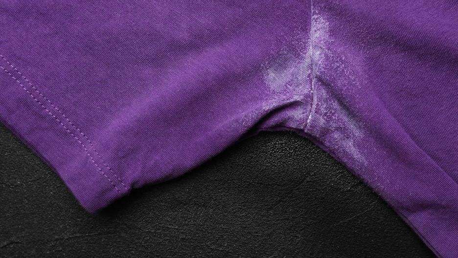 Plamy po antyperspirancie można usunąć domowymi sposobami