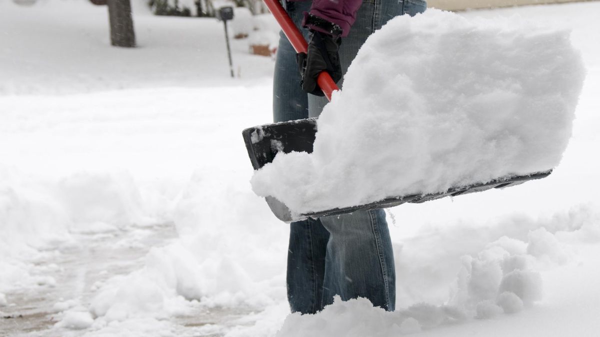 Śnieg i niskie temperatury to zagrożenie dla układu krążenia. Kardiolog wyjaśnia