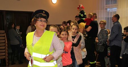 Jedzie pociąg z daleka…