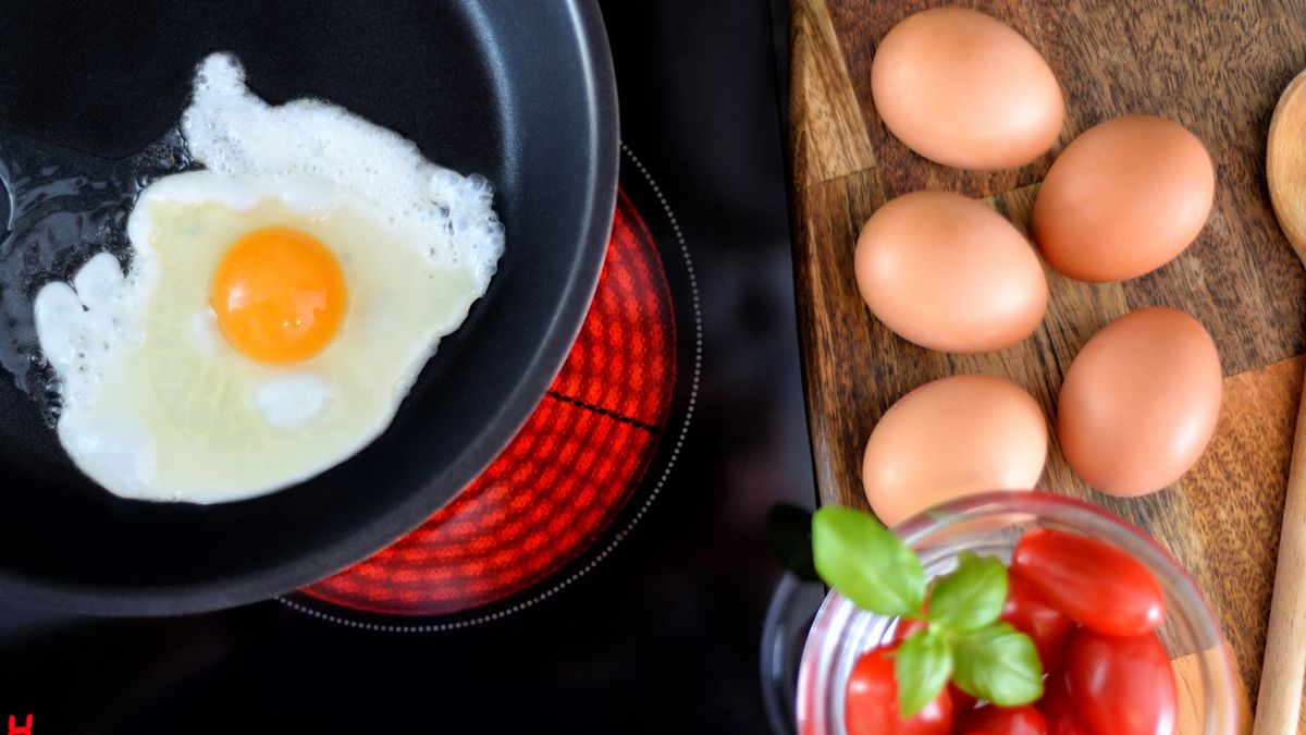 Jajko sadzone to ekspresowy dodatek do śniadania lub obiadu.