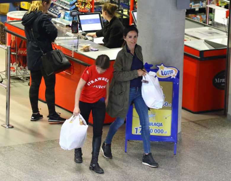 Marta Kaczyńska z córką z siatami zakupów