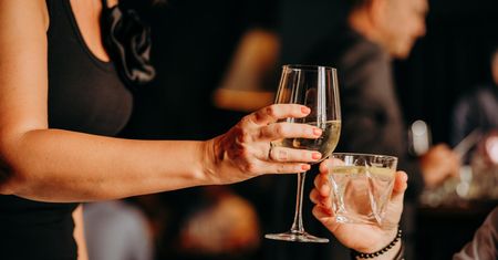 Uzależnienie, którego nie widać. Kim są wysokofunkcjonujący alkoholicy?