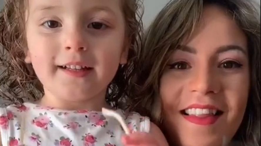 Dała jej telefon i poszła pod prysznic. Teraz bardzo tego żałuje