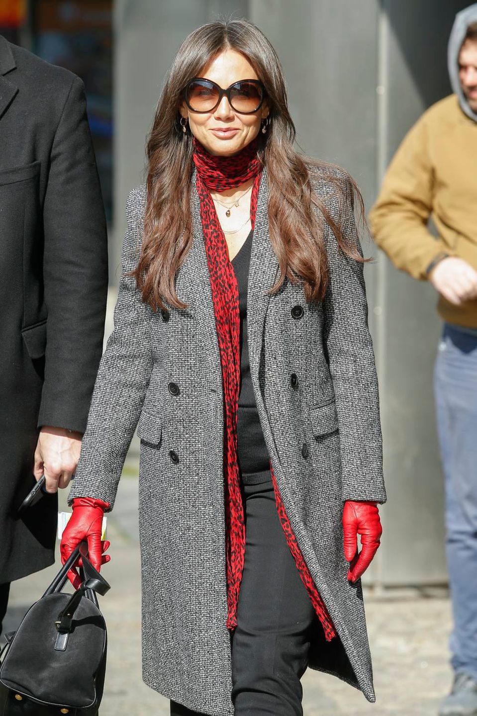 Kinga Rusin w stylowym płaszczyku przed studiem DDTVN