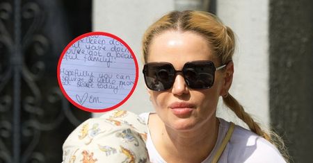 Kelnerka podała jej liścik. "Prawie się popłakałam"