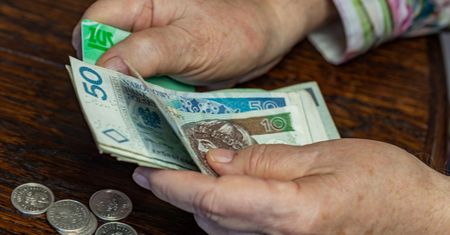 Coraz więcej stulatków otrzymuje świadczenie honorowe. ZUS podał dane