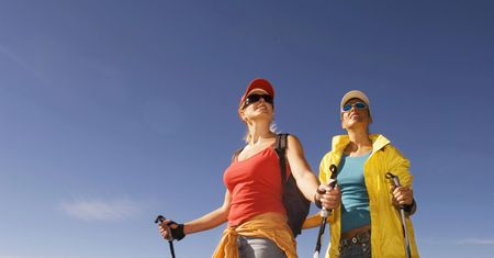Nordic Walking – jak wpływa na zdrowie? Charakterystyka, zasady, korzyści