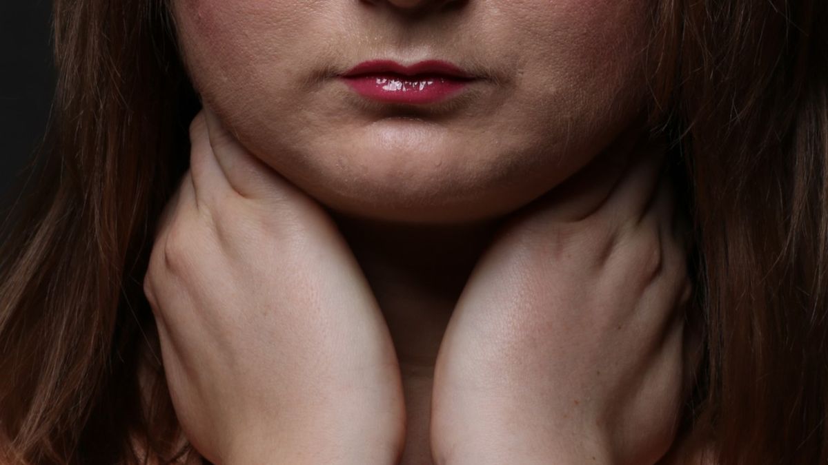 Sztywność karku jest powszechną dolegliwością, która pojawia się u osób w różnym wieku, z wielu przyczyn.