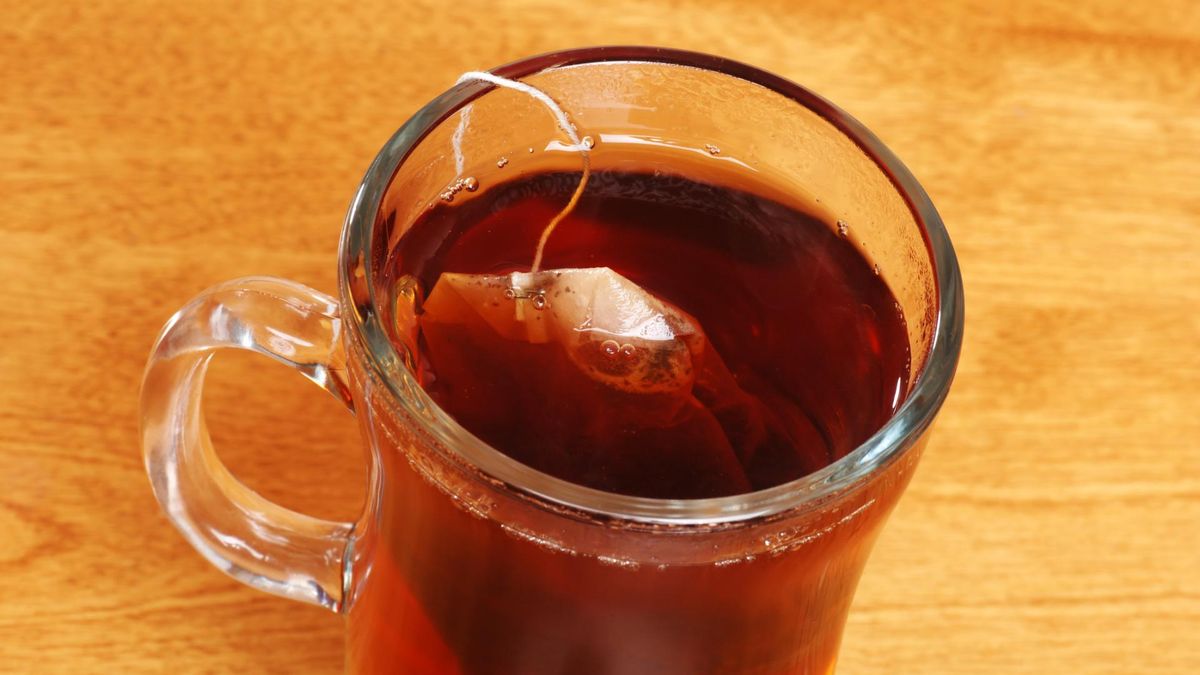 Taką herbatę lepiej nie pij. Szkodzi jelitom, może działać rakotwórczo