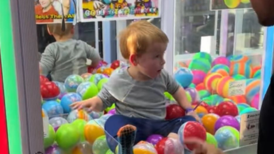 Dziecko weszło do automatu z zabawkami