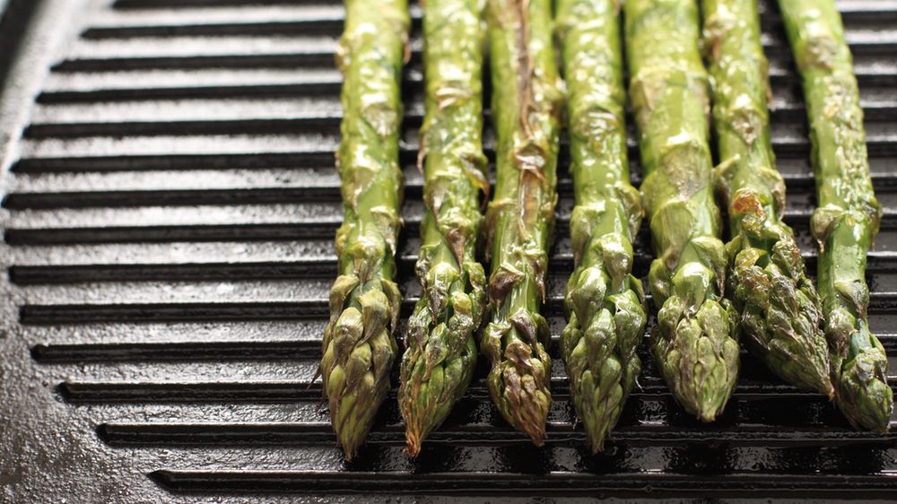 Szparagi z grilla z sosem paprykowym